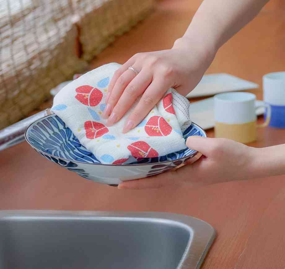 波佐見焼陶磁器と今治タオルを組み合わせ、日本の文化価値をライフスタイルに取り入れる使用シーン