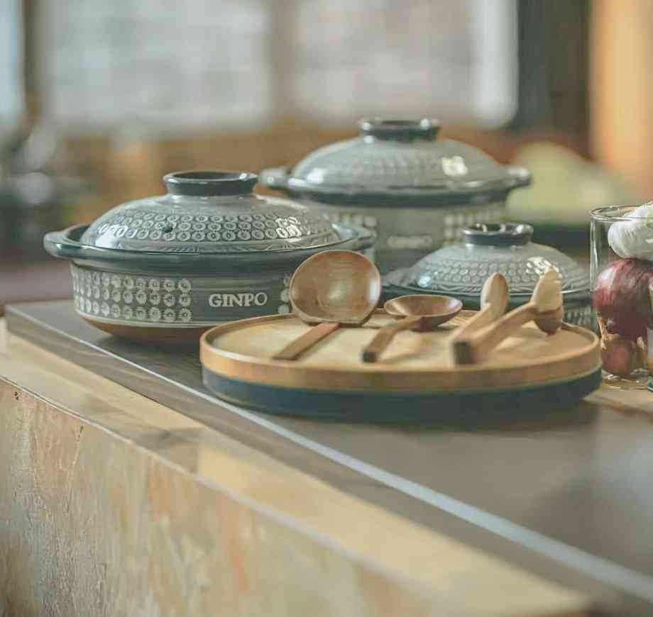 GINPO製の伝統的な萬古焼鍋がならぶテーブル