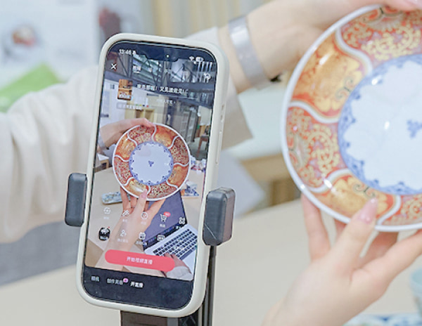 TikTokやREDなどSNS販路を活用し、中華圏の女性へ価値提案型の販売を行うライブ配信（ライブコマース）の様子
