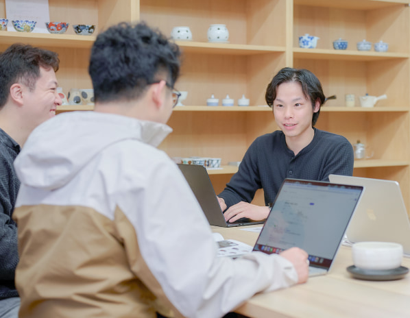 陶磁器や生活雑貨の企画開発に向け、市場データとトレンドをもとに商品設計を検討する社内会議の様子