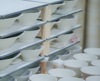 提携窯元で陶磁器を製造し、複数工程の検品体制により高品質を維持するものづくりの現場風景