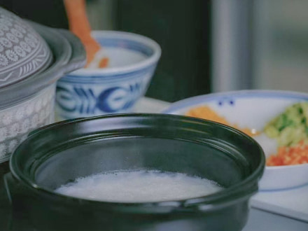 GINPO製萬古焼の鍋を使い、日本の食卓で生まれる喜びと満足感を表現したライフスタイルの写真