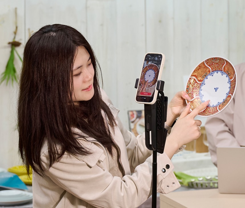 SNSでライブコマースを行うRISOKINの女性社員の様子