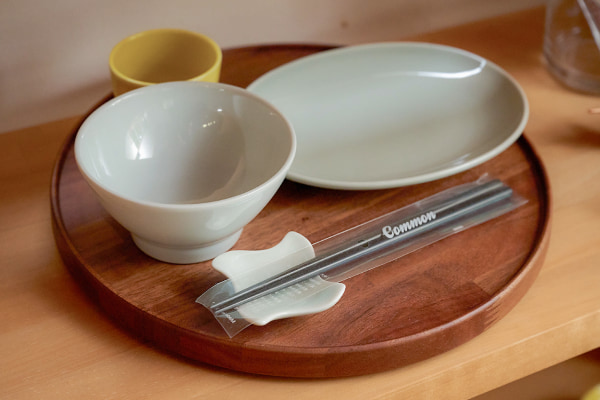 長崎県波佐見焼の西海陶器が手がける、伝統と現代デザインが調和した食器の商品展示